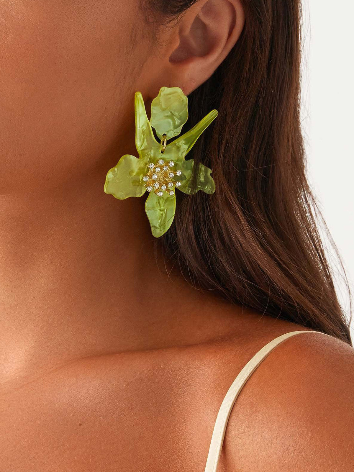 Elegante oorbellen met fonkelende strassteentjes in bloemvorm
