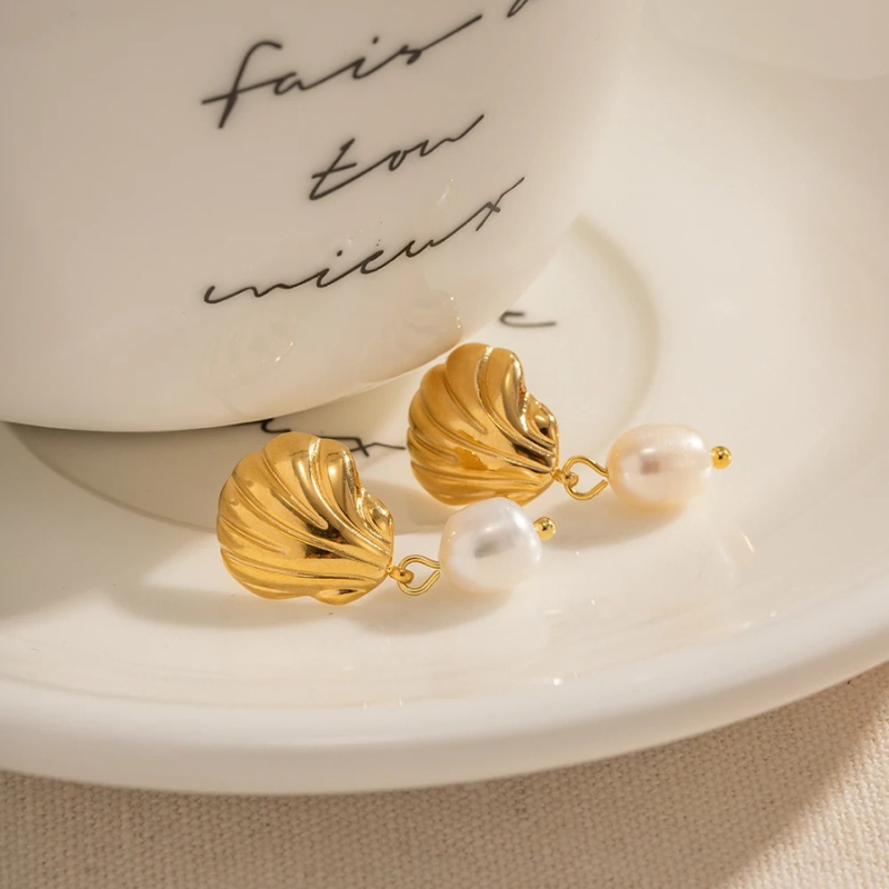 Elegant Goud Vergulde Schelp en Zoetwaterparel Oorbellen - Sally