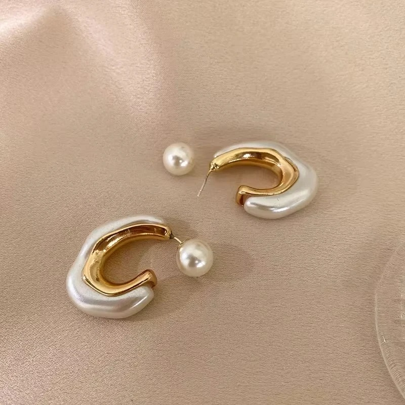 Elegante Onregelmatige  C-vorm Parel Oorbellen – Eudora