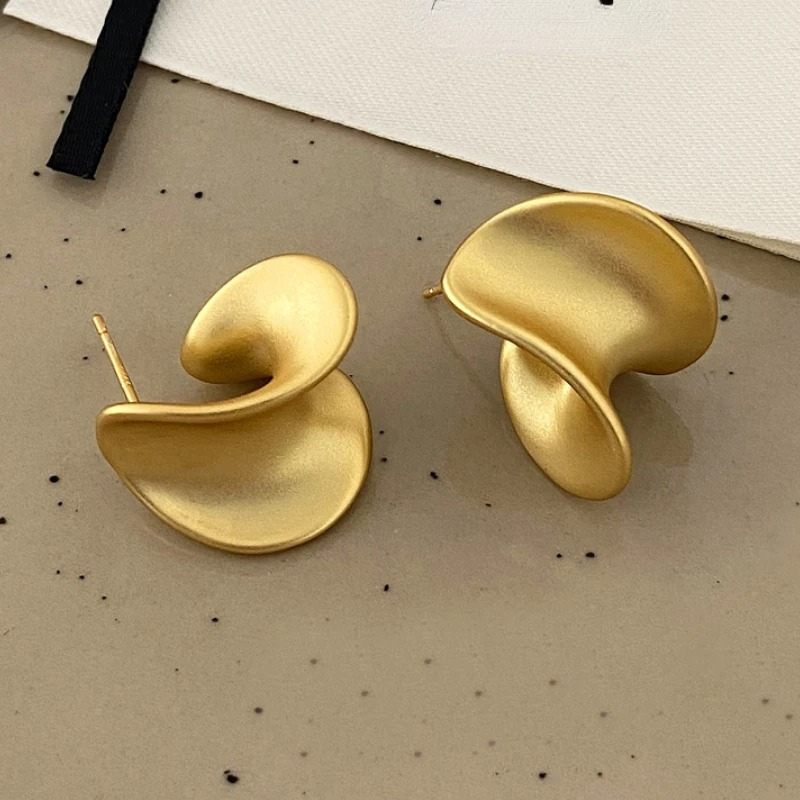 Erin Curve Stud Oorbellen - Elegante en moderne oorbellen voor een stijlvolle look