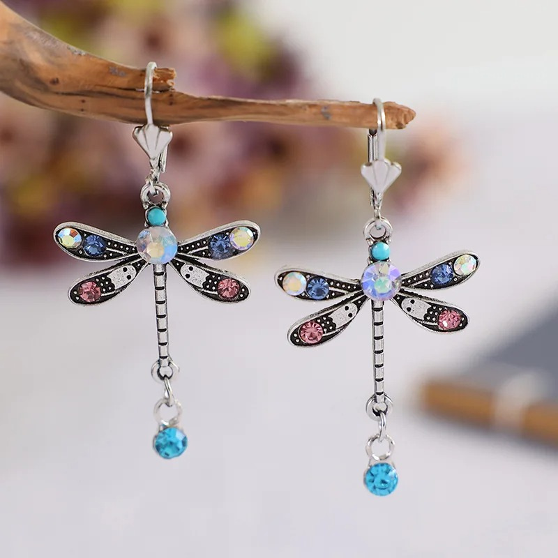 Stijlvolle Zilveren Dragonfly Oorbellen met Elegante Snede