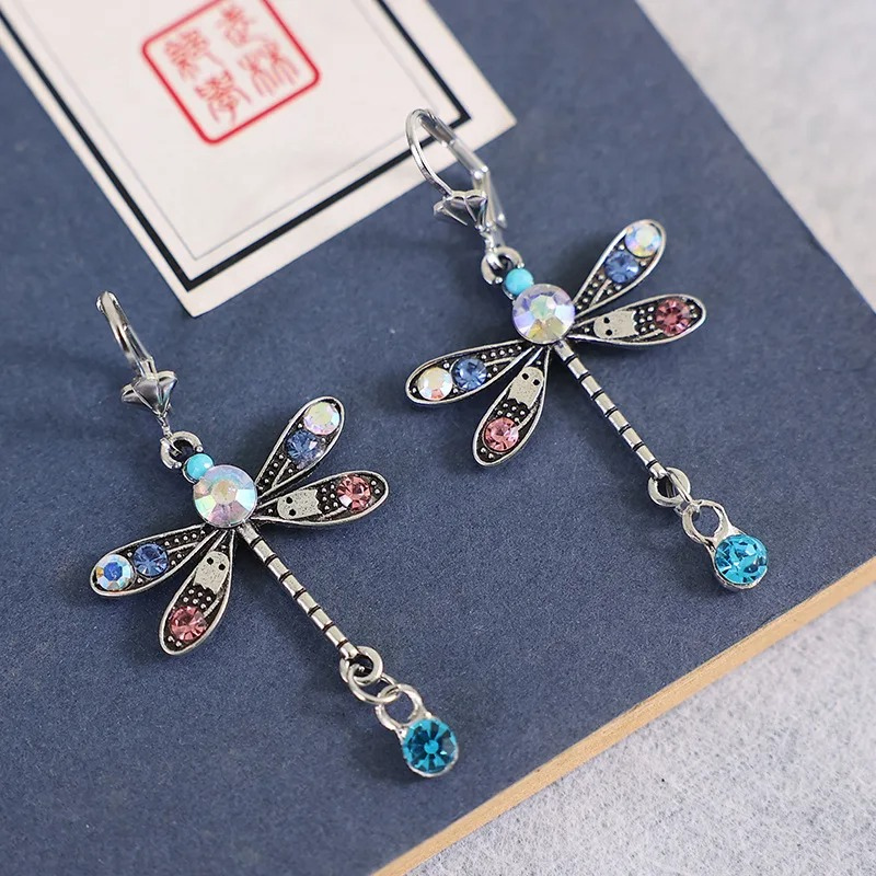 Stijlvolle Zilveren Dragonfly Oorbellen met Elegante Snede
