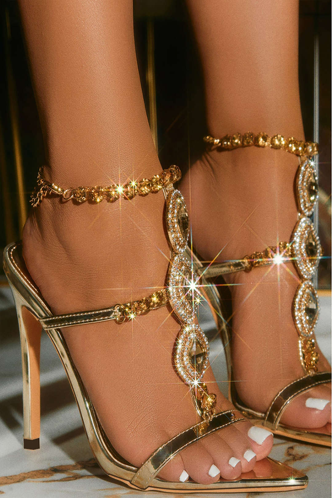 Elegante puntige neus hoge hakken versierd met rhinestones