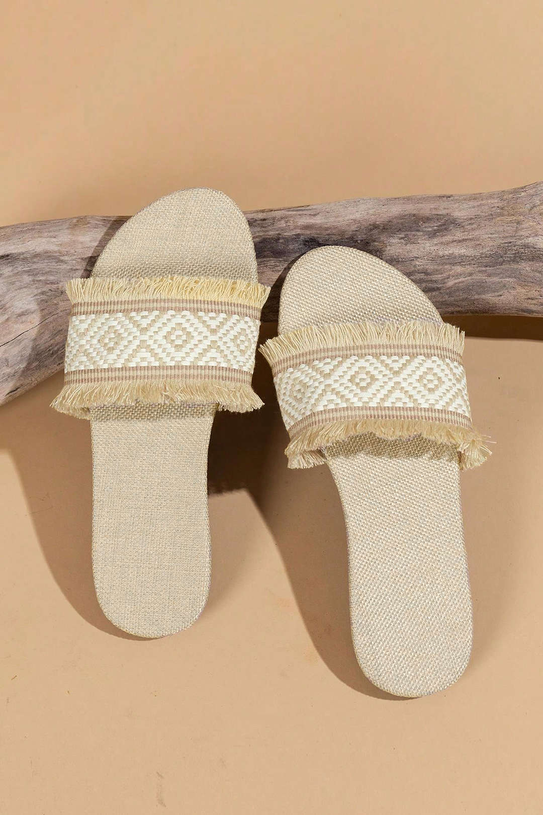 Gezouten zomerschoenen met gevlochten design en franjes voor op het strand