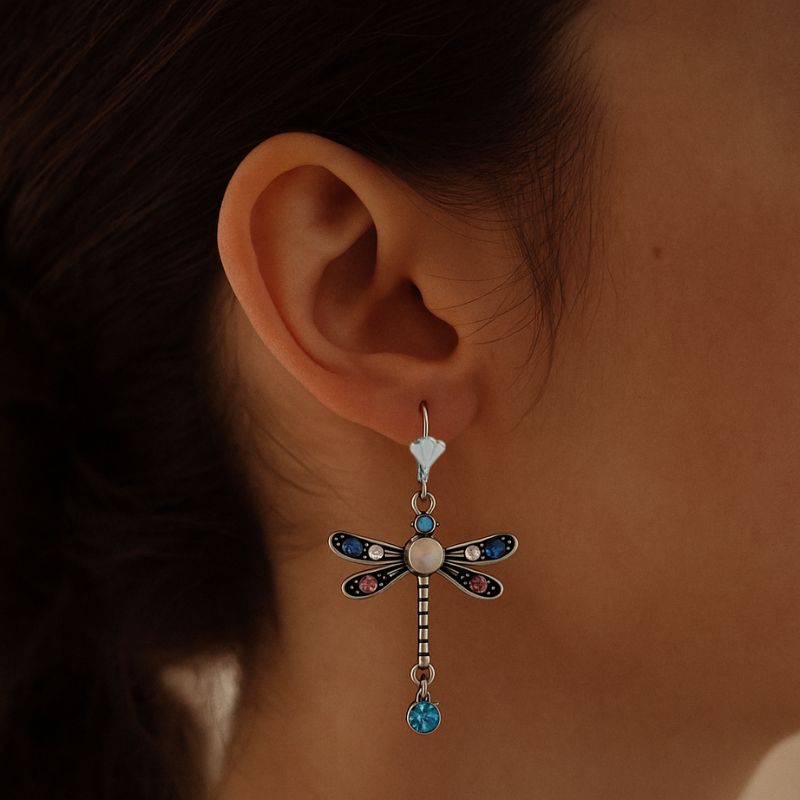 Stijlvolle Zilveren Dragonfly Oorbellen met Elegante Snede