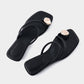 Platte open schoenen met metalen details en elegante decoratie