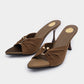 Elegante puntige talons met sierlijke metalen lus