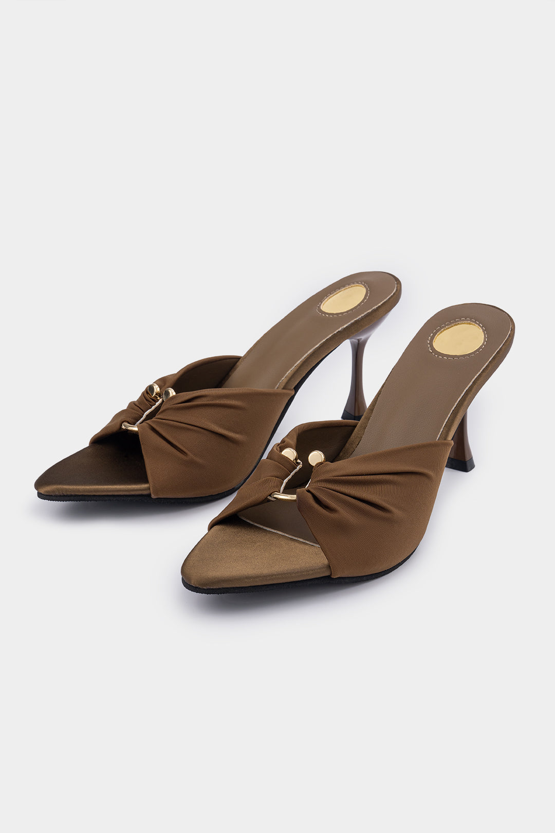 Elegante puntige talons met sierlijke metalen lus