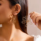 Stijlvolle Gouden Geometrische Bloem Stud Oorbellen - Elegant en Luxe Accessoire van Tommie