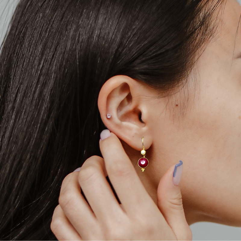 Elegante Bengelende Oorbellen met Roode Steen voor een Stijlvolle Look