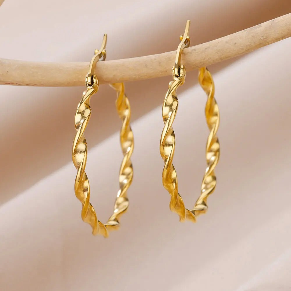 Elegante Gedraaide Gouden Hoepel Oorbellen - Kelly voor een Chique Look