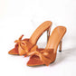 Elegante slingback met hoge hakken en strikje
