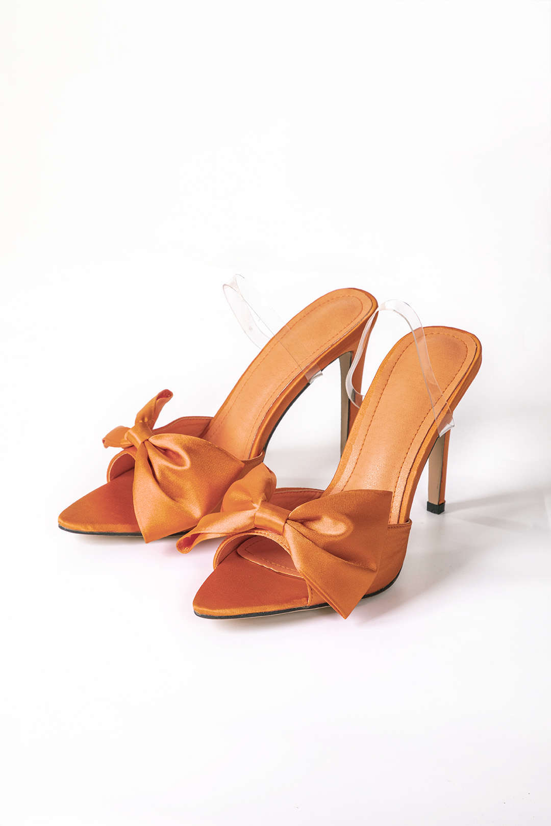 Elegante slingback met hoge hakken en strikje
