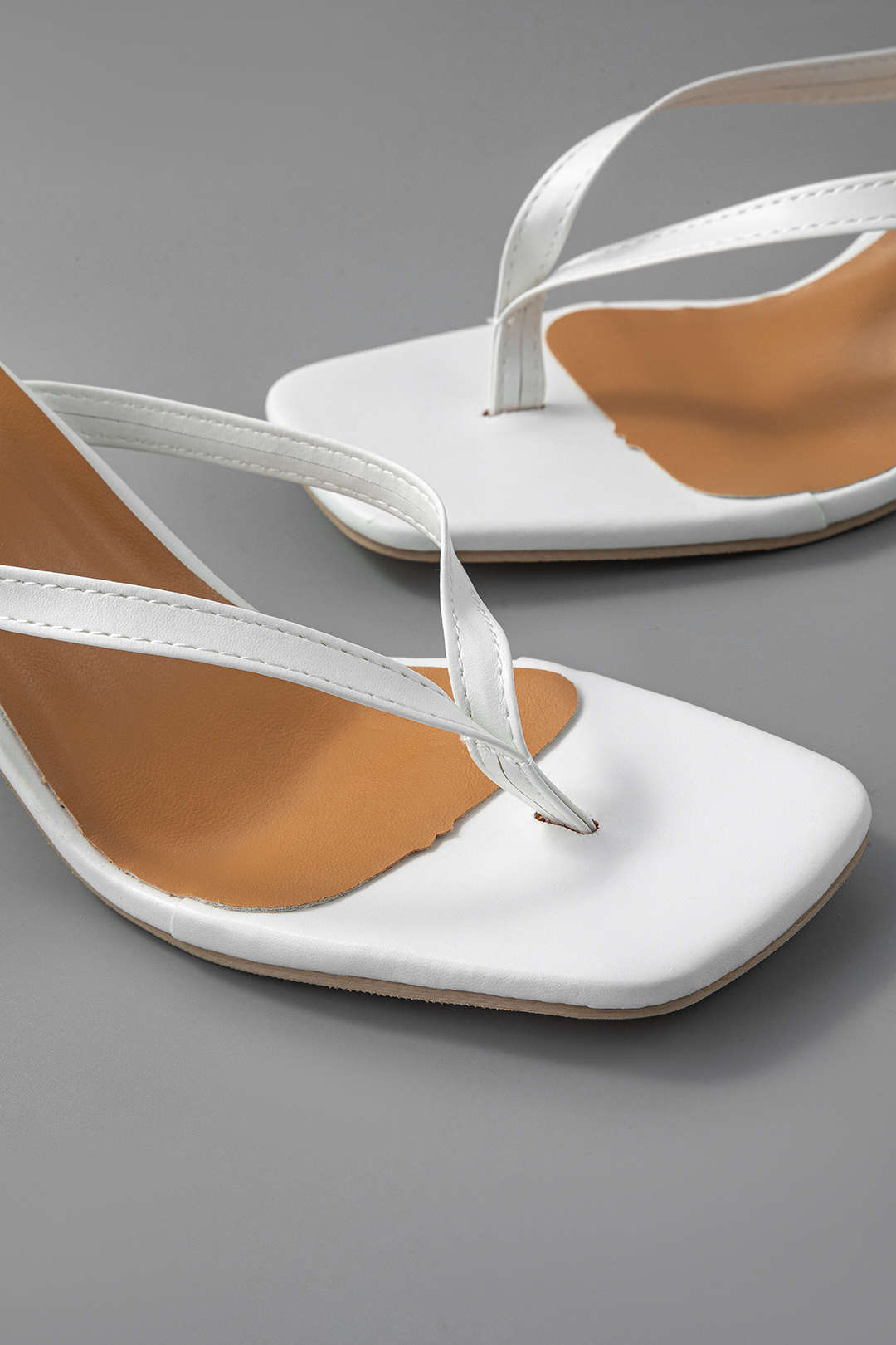 Eenvoudige middelhoge hak sandalen met tanga