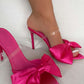 Elegante slingback met hoge hakken en strikje