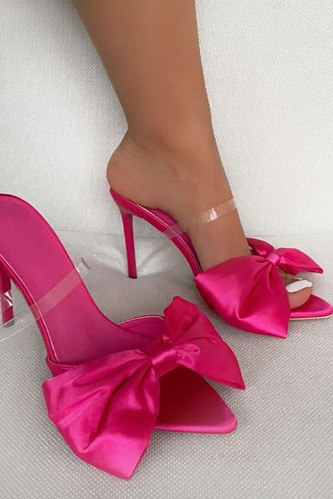 Elegante slingback met hoge hakken en strikje