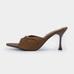 Elegante puntige talons met sierlijke metalen lus