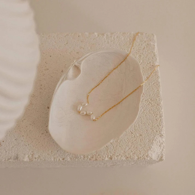 Verfraai je look met de elegante Verse Vijf-Parels Ketting - Victoria