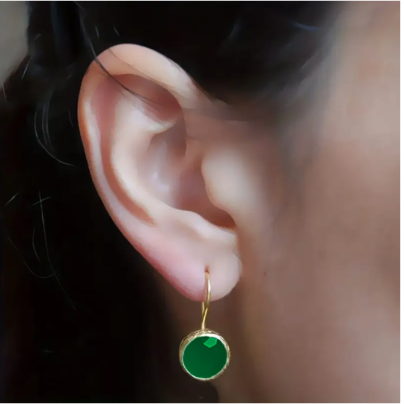 Verhoog je stijl met onze schitterende groene edelsteen oorbellen verguld - Kare