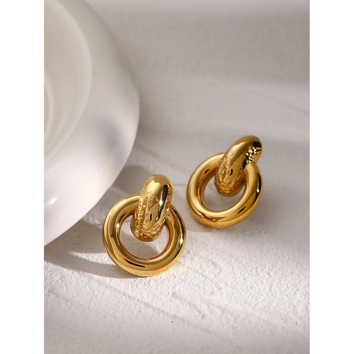 Elegante Naomi Cirkel Oorbellen met Kettingdesign