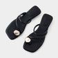 Platte open schoenen met metalen details en elegante decoratie