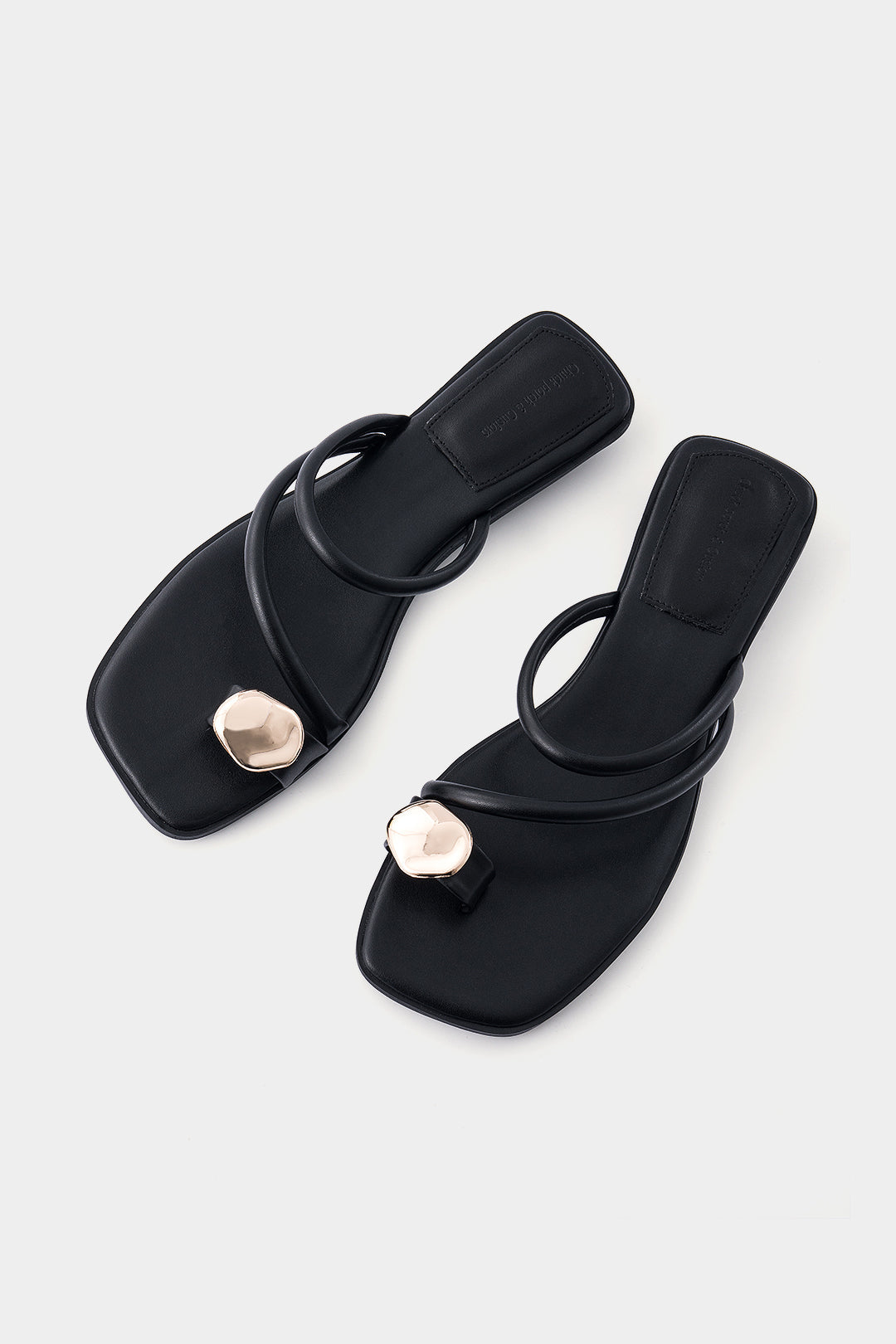 Platte open schoenen met metalen details en elegante decoratie
