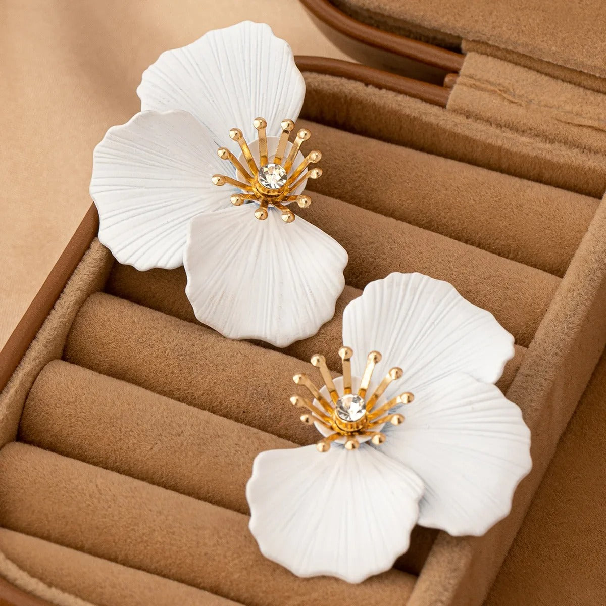 Chique Hibiscus Oorknopjes - Nadine Elegance