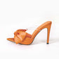 Elegante slingback met hoge hakken en strikje