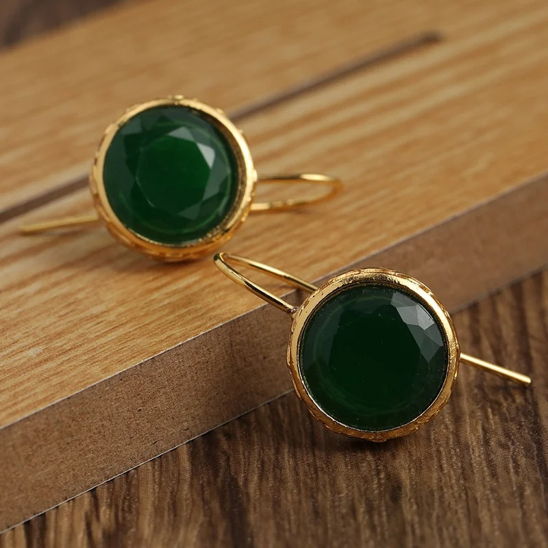 Verhoog je stijl met onze schitterende groene edelsteen oorbellen verguld - Kare