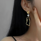Elegante asymmetrische barocke Perlen-Ohrringe mit Hängendes Design - Rachel