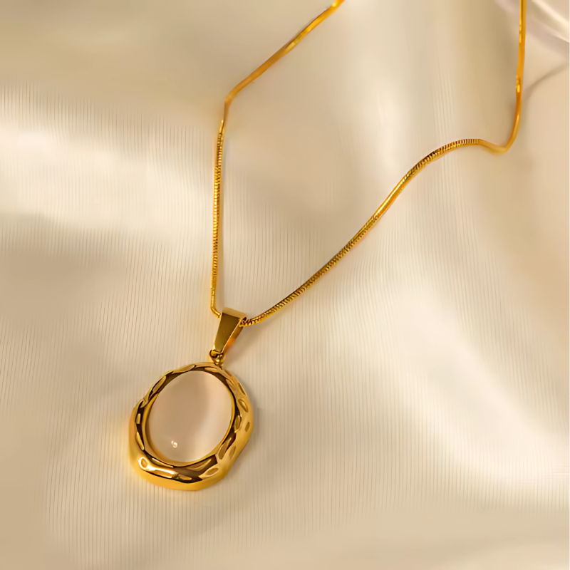 Elegant Vergulde Kattenoog-Opaalketting met Sprankelende Gemma Accenten