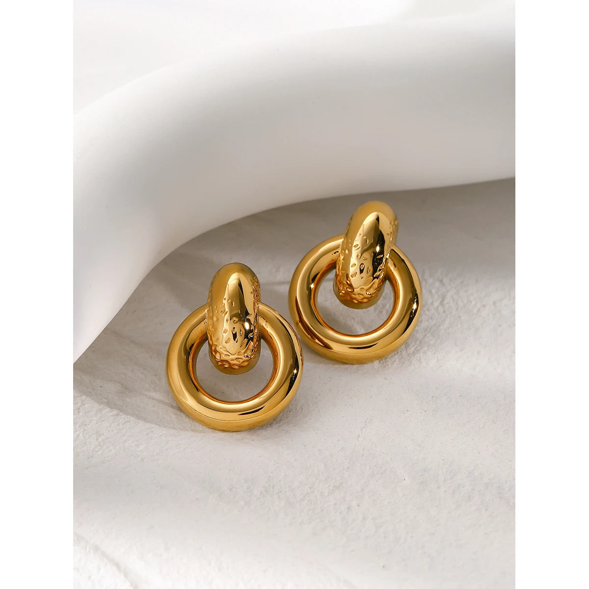 Elegante Naomi Cirkel Oorbellen met Kettingdesign