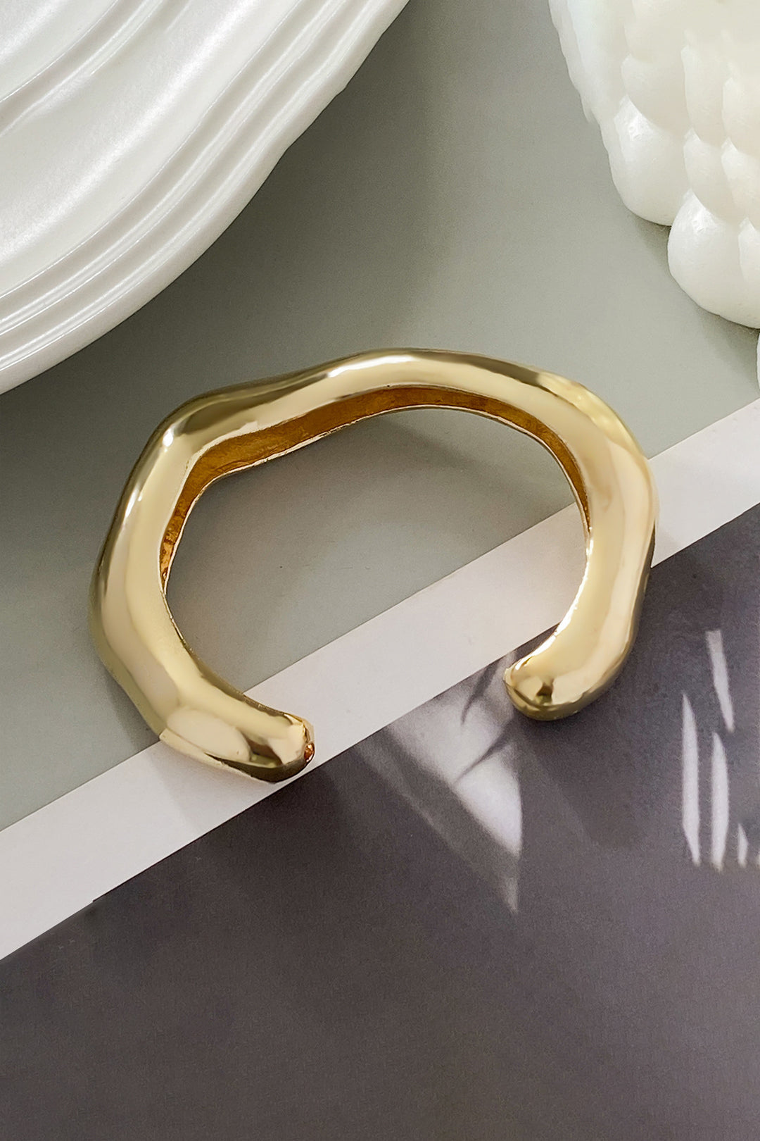 Unieke asymmetrische armband van metalen materiaal voor een stijlvolle uitstraling