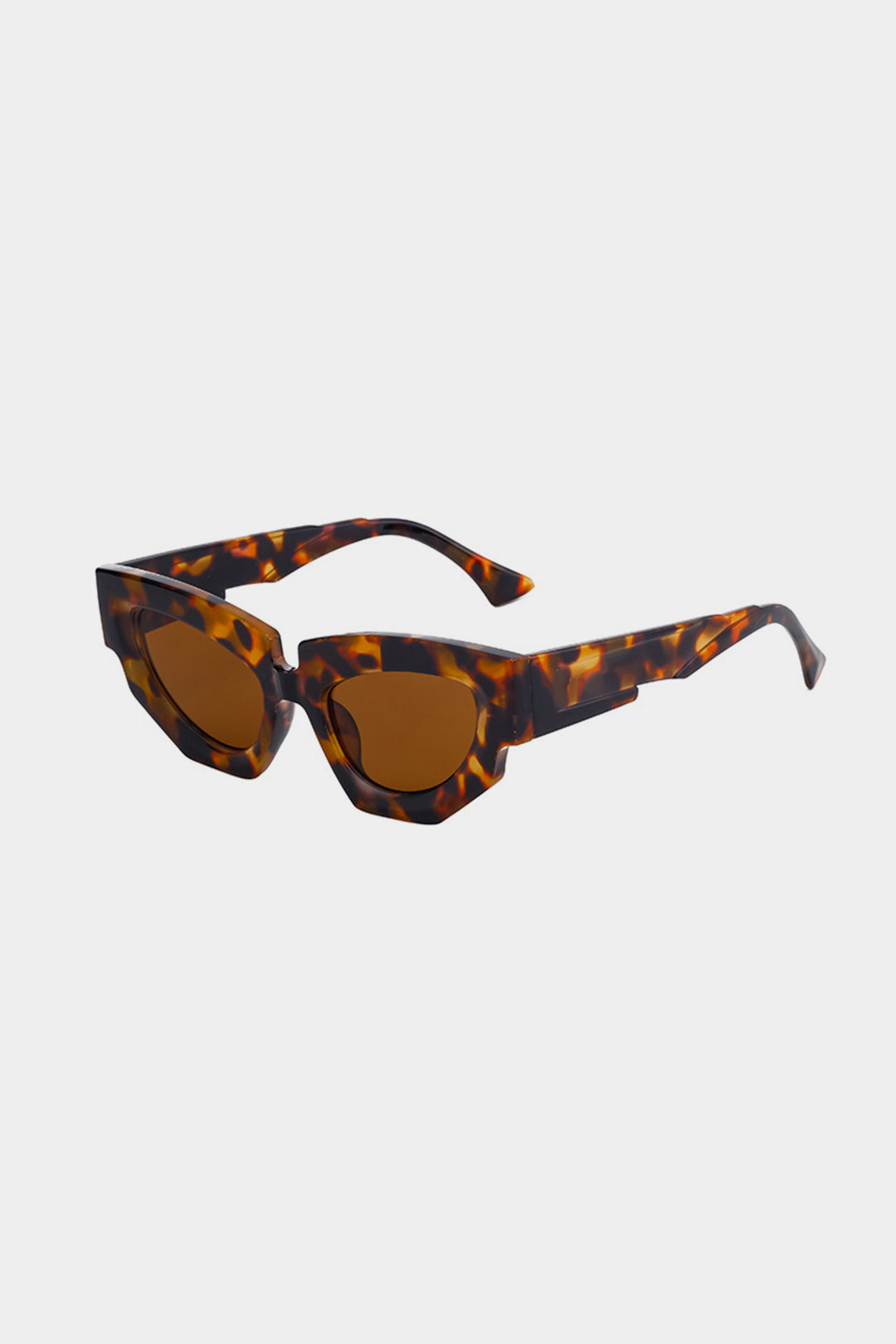 Chic Cat-Eye Sunglasses for a Stylish Look