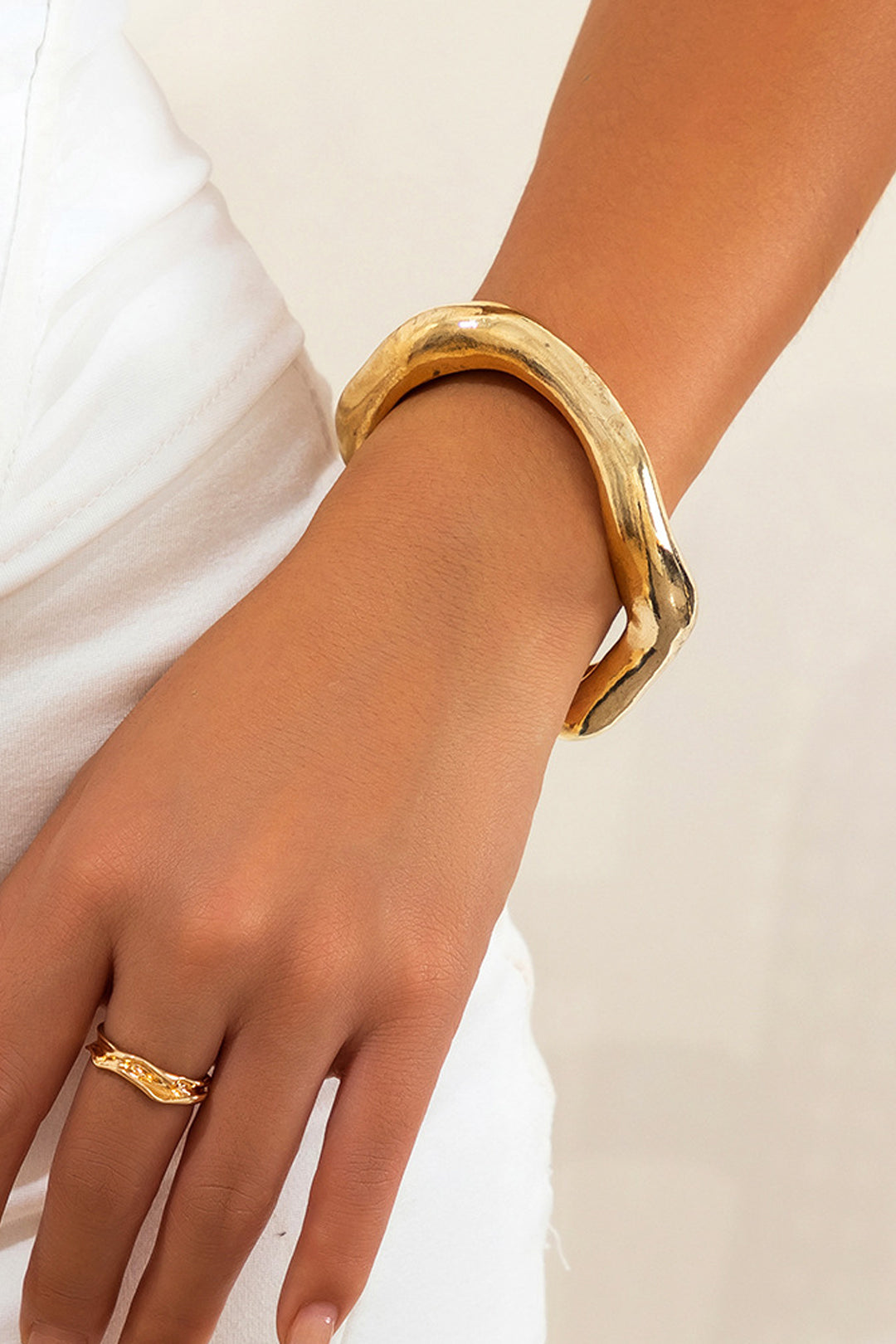 Unieke asymmetrische armband van metalen materiaal voor een stijlvolle uitstraling