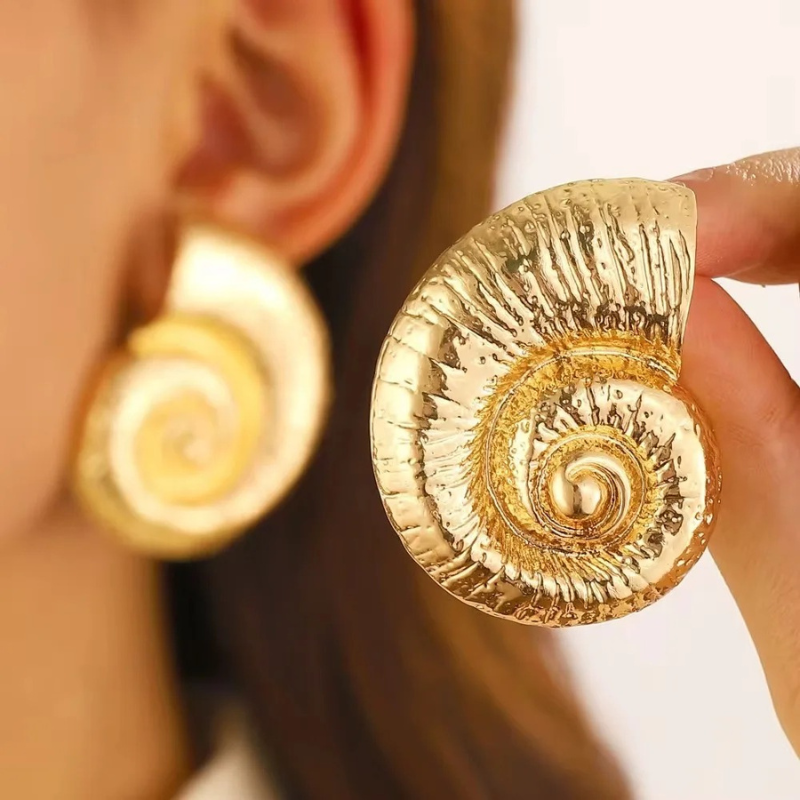 Gouden Schelp Stud Oorbellen - Delphia