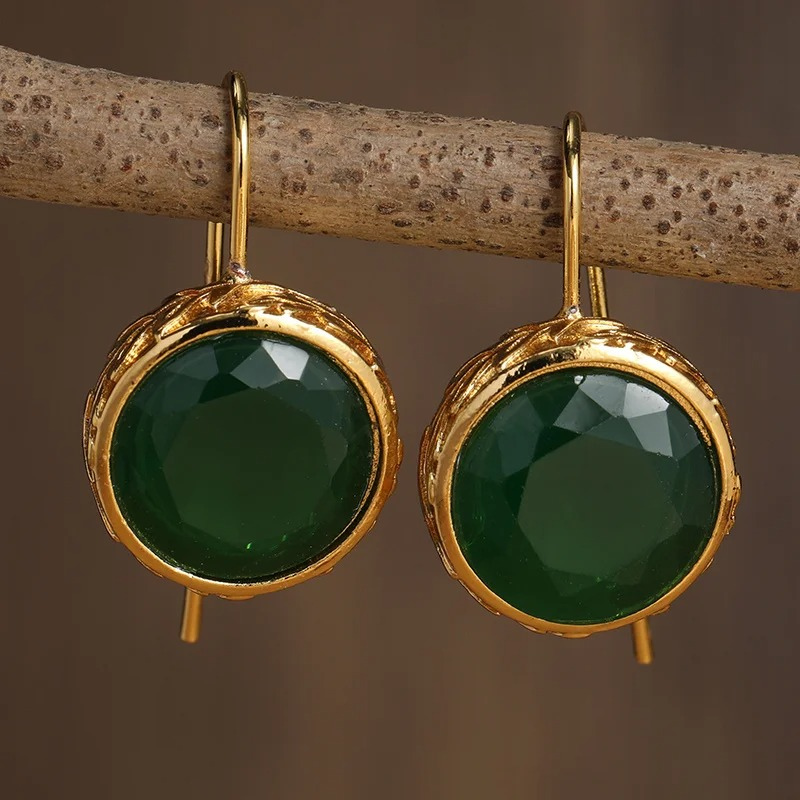 Verhoog je stijl met onze schitterende groene edelsteen oorbellen verguld - Kare