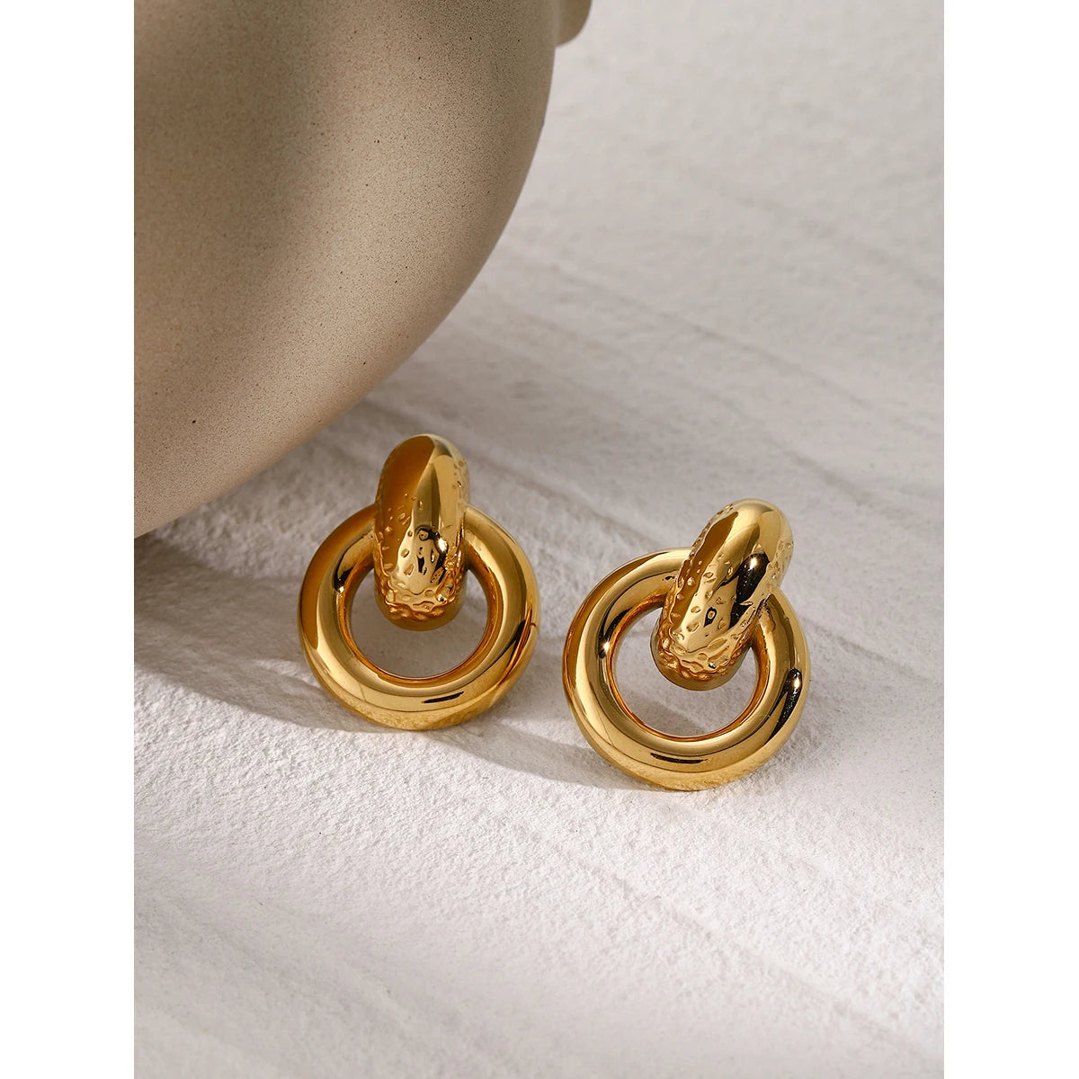 Elegante Naomi Cirkel Oorbellen met Kettingdesign