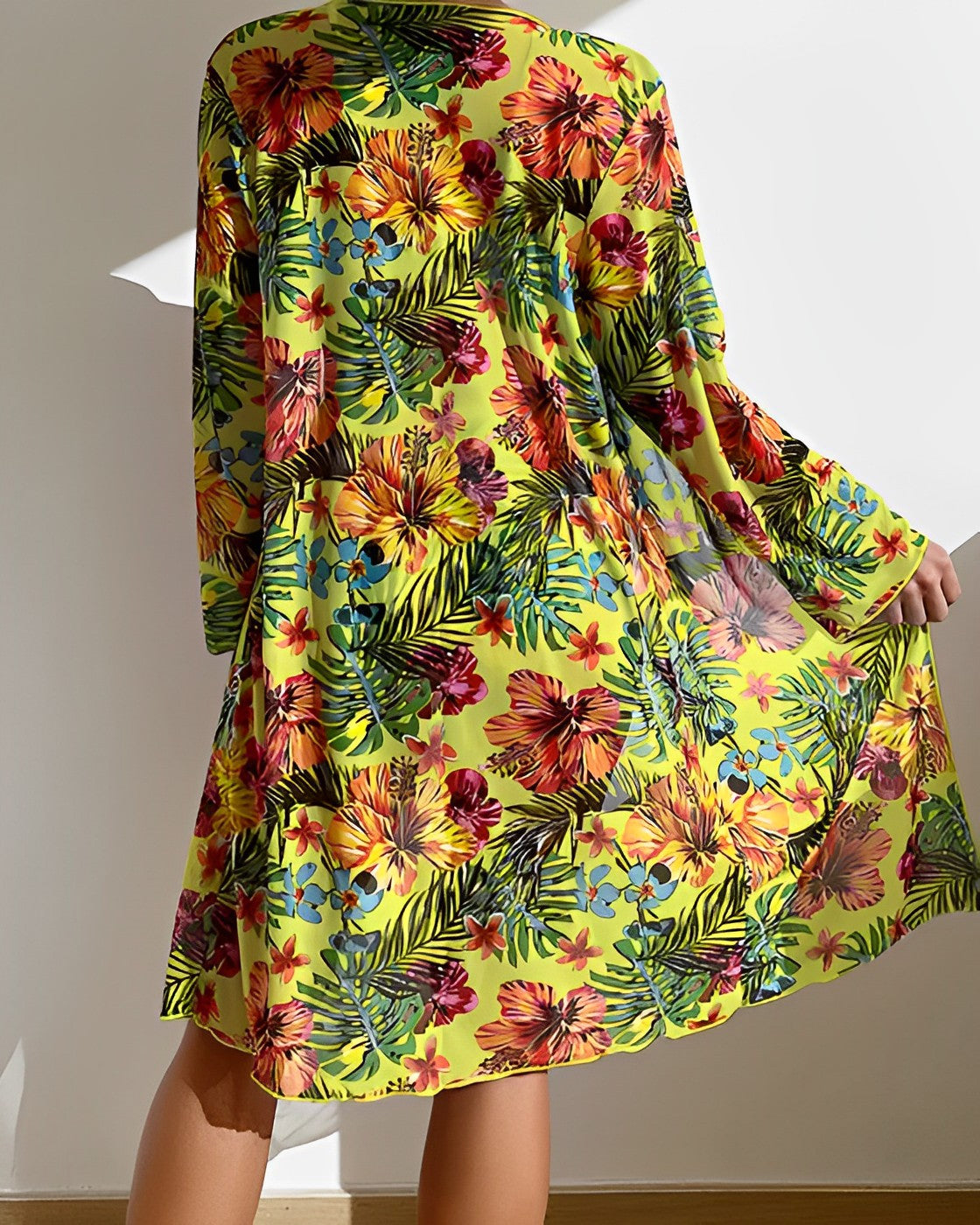 Betoverend damess bikini-set met bindtop, hoge taille broekjes en elegante doorschijnende bloemenschort