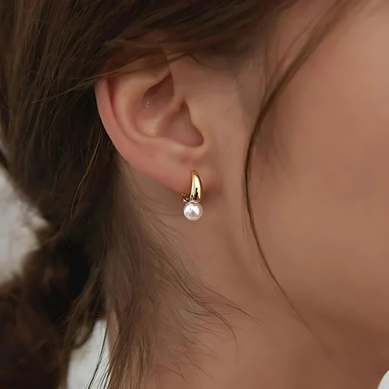 Elegante Gouden Gegoldeninhaalde Kleine Parel Oorbellen - Belle