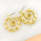 Goudkleurige Spiral Zeepaard Oorbellen – Iva