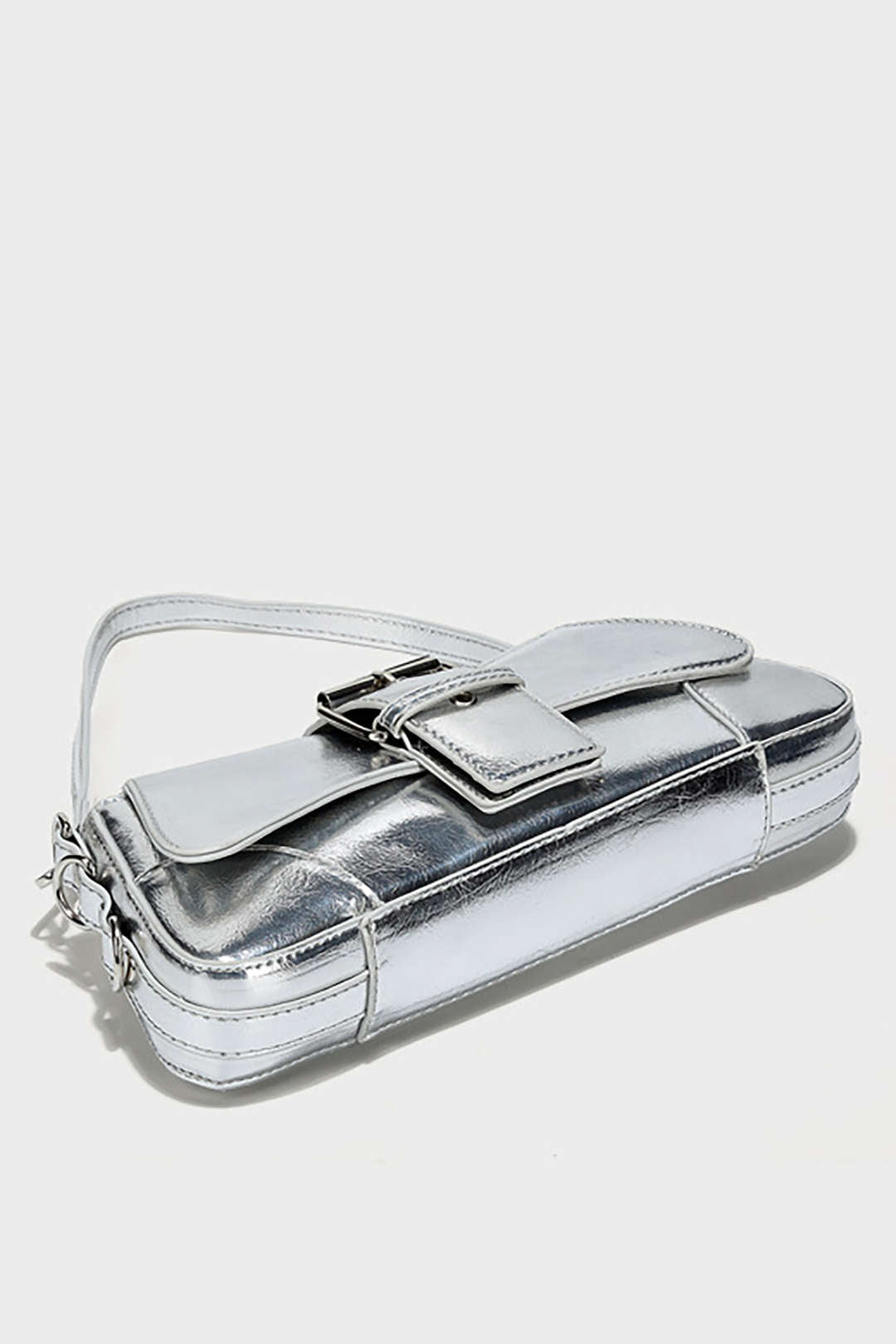Chique Metalen Gesp Schoudertas voor een Stylish Uiterlijk