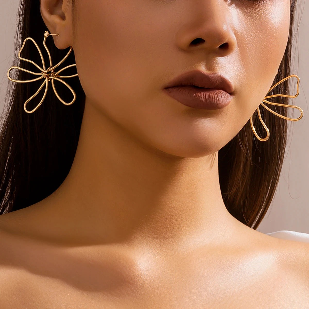 Stijlvolle Gouden Geometrische Bloem Stud Oorbellen - Elegant en Luxe Accessoire van Tommie