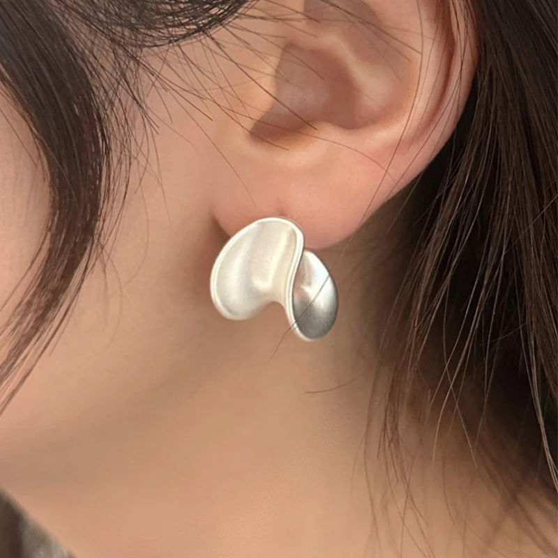 Erin Curve Stud Oorbellen - Elegante en moderne oorbellen voor een stijlvolle look
