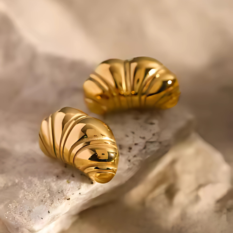 Stijlvolle Glans Croissant Oorbellen met Elegante Jasmijn Accenten