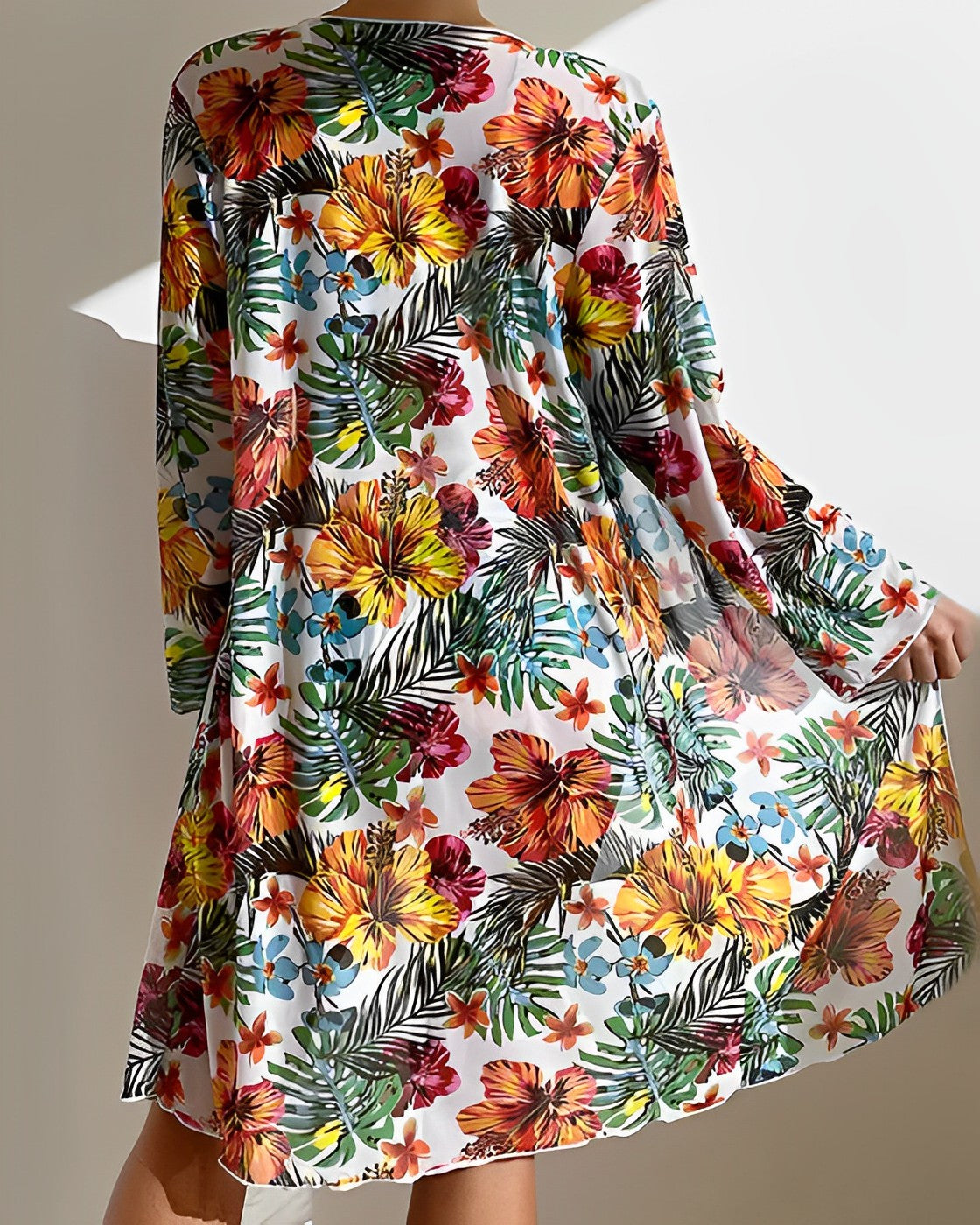 Betoverend damess bikini-set met bindtop, hoge taille broekjes en elegante doorschijnende bloemenschort