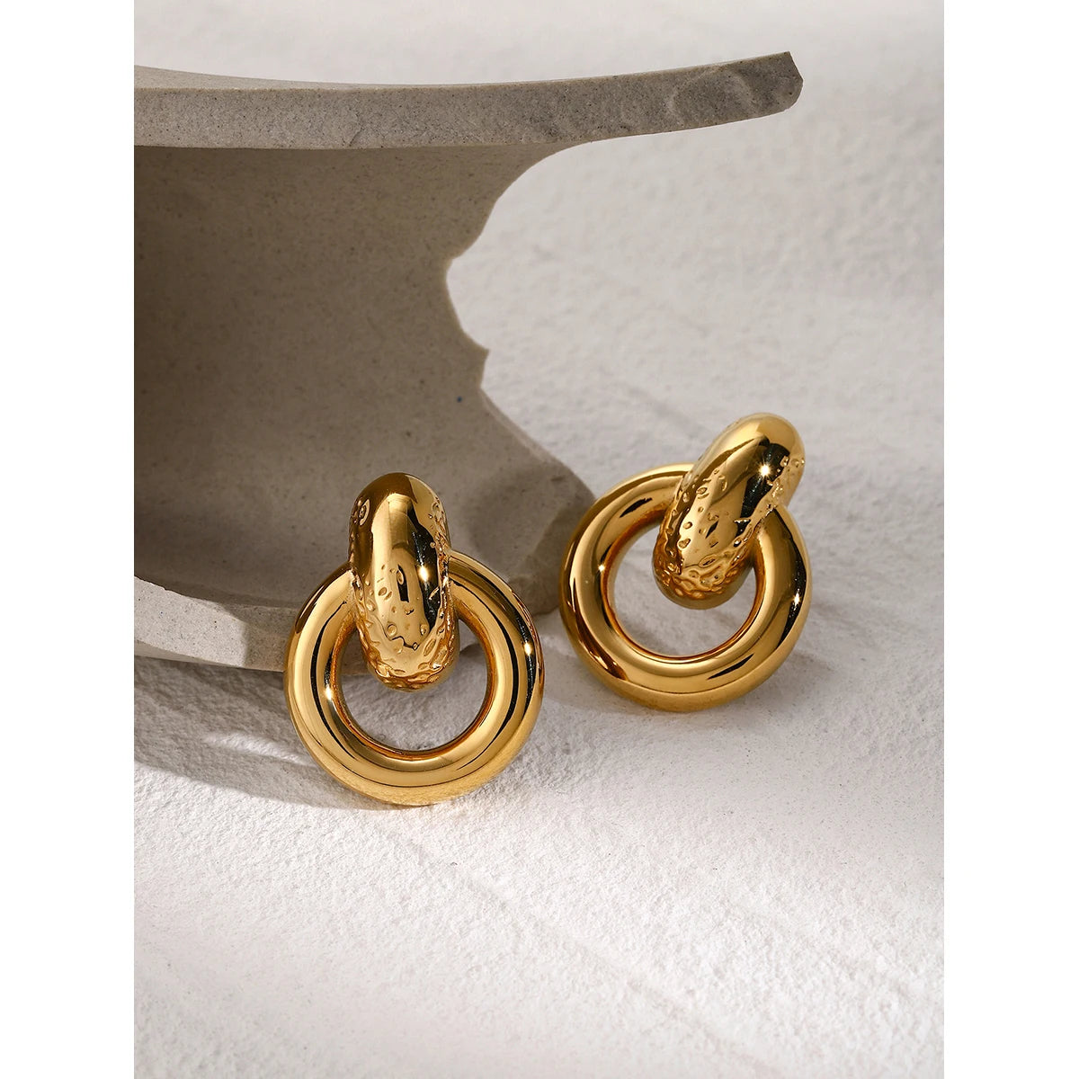 Elegante Naomi Cirkel Oorbellen met Kettingdesign