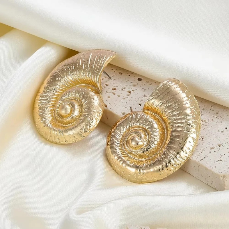 Gouden Schelp Stud Oorbellen - Delphia