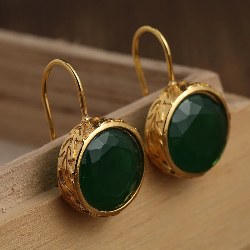 Verhoog je stijl met onze schitterende groene edelsteen oorbellen verguld - Kare