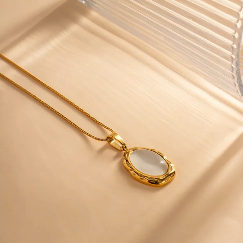 Elegant Vergulde Kattenoog-Opaalketting met Sprankelende Gemma Accenten